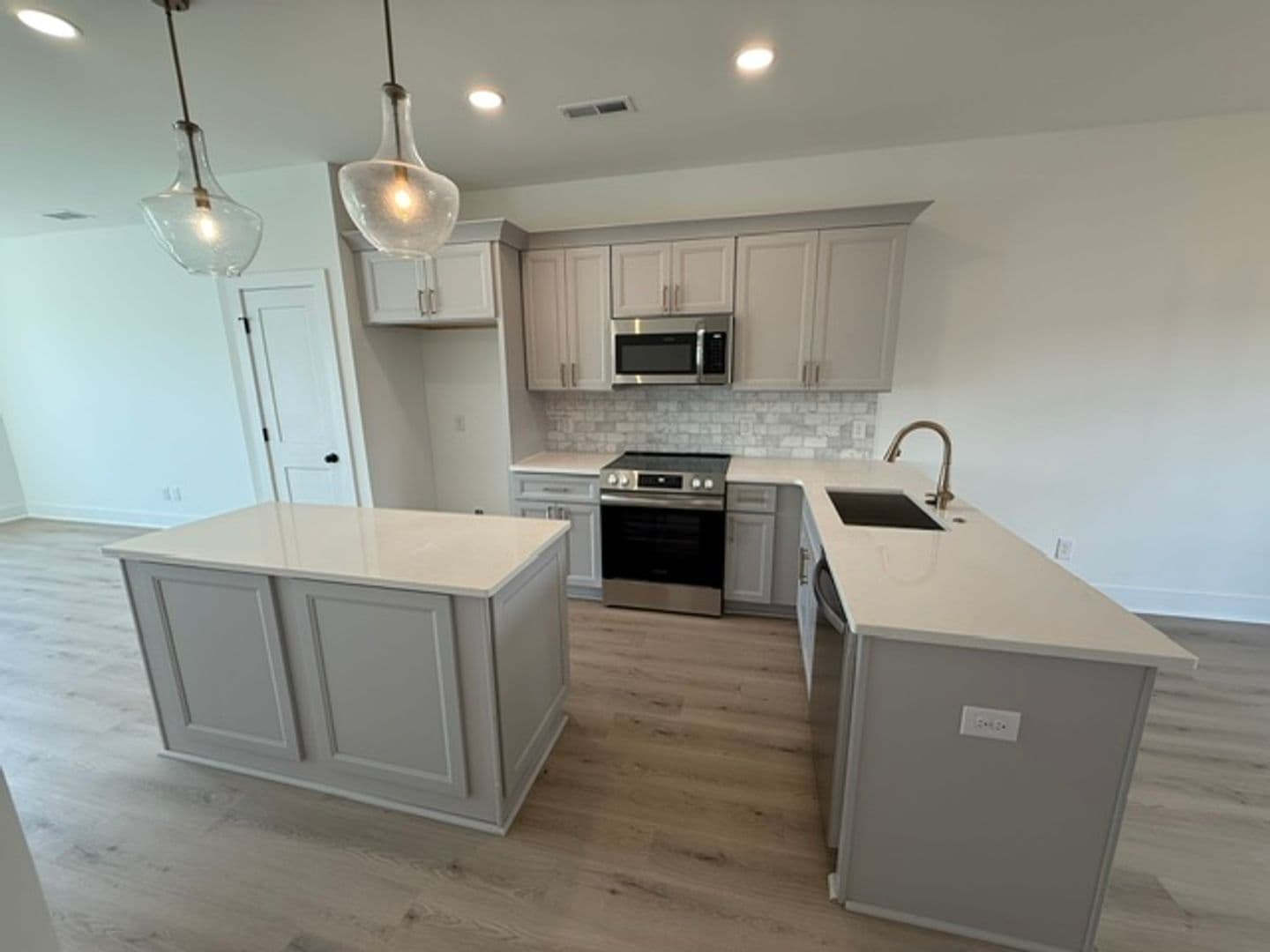 6038 Old Pineville Rd — photo 4