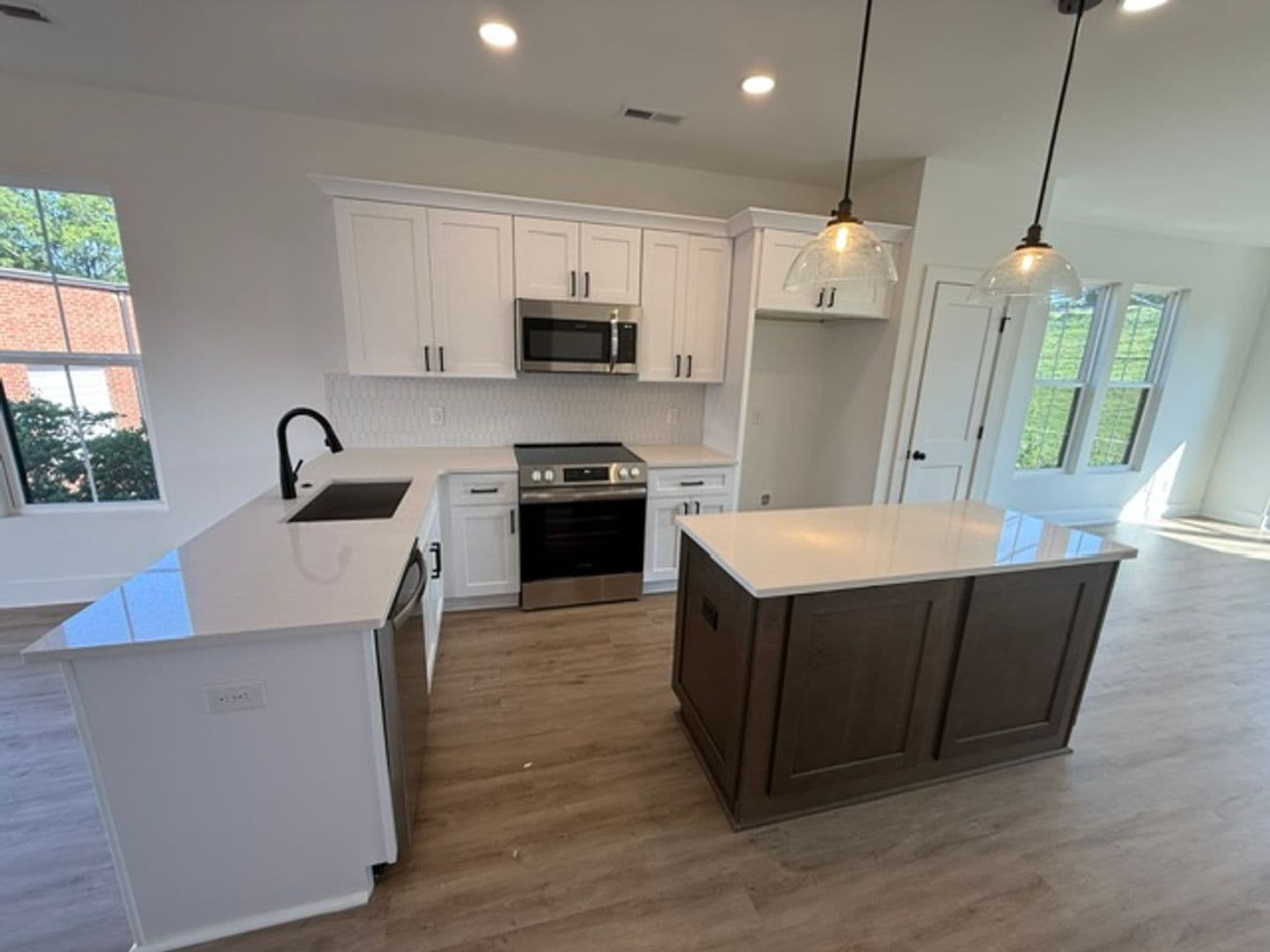 6010 Old Pineville Rd — photo 4