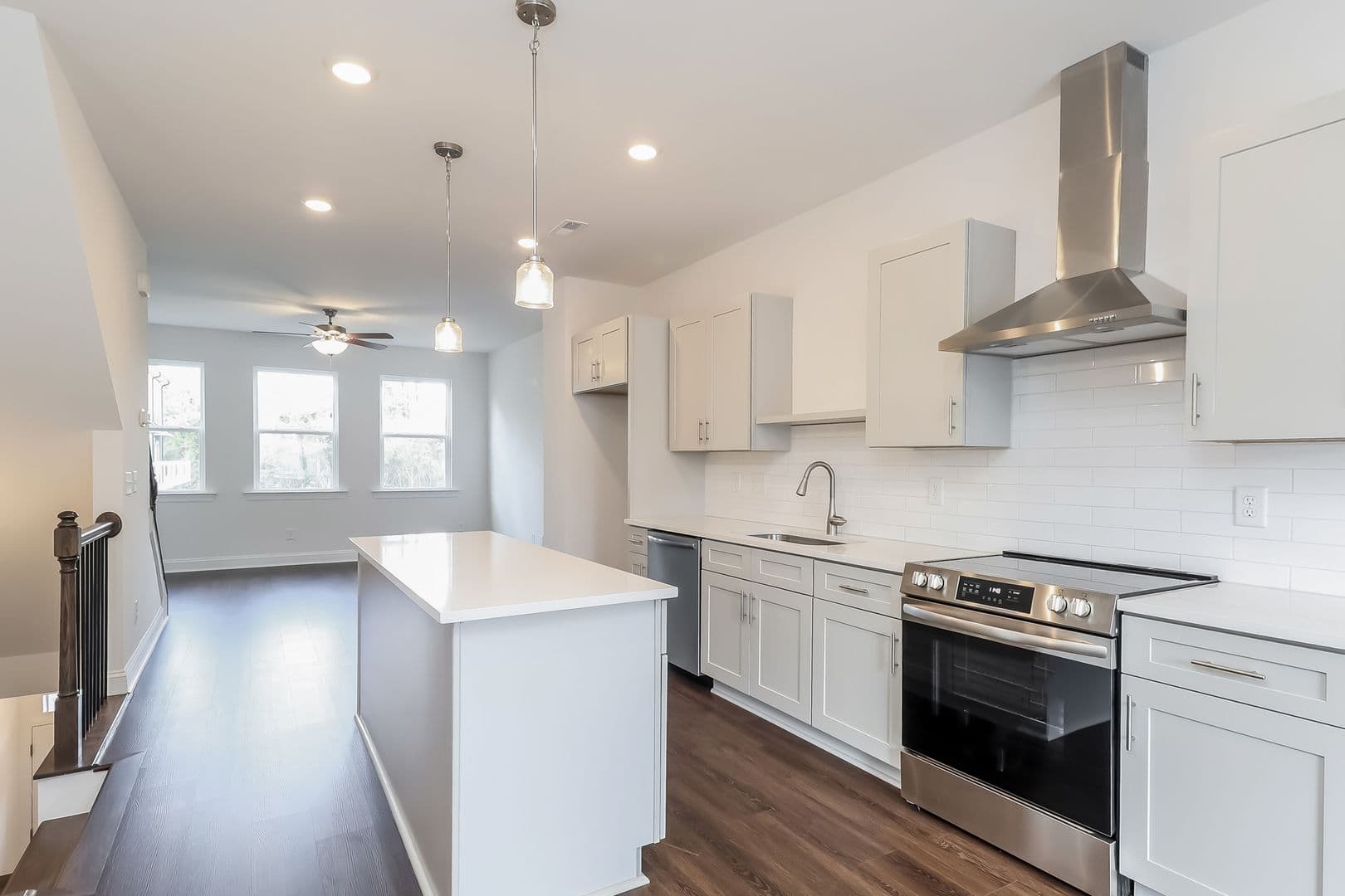 716 Drakeford Ct — photo 3