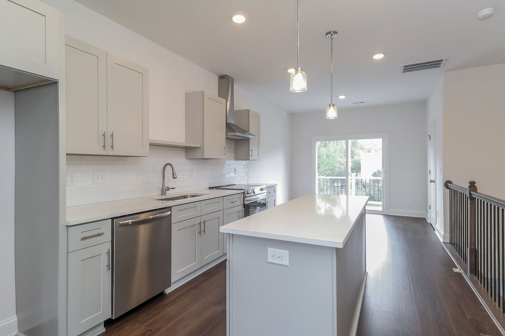 716 Drakeford Ct — photo 2