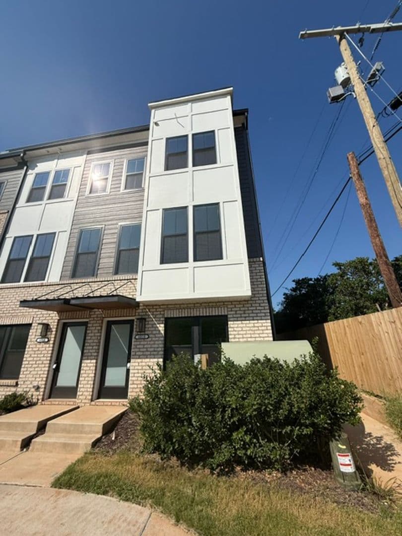 6010 Old Pineville Rd — photo 2