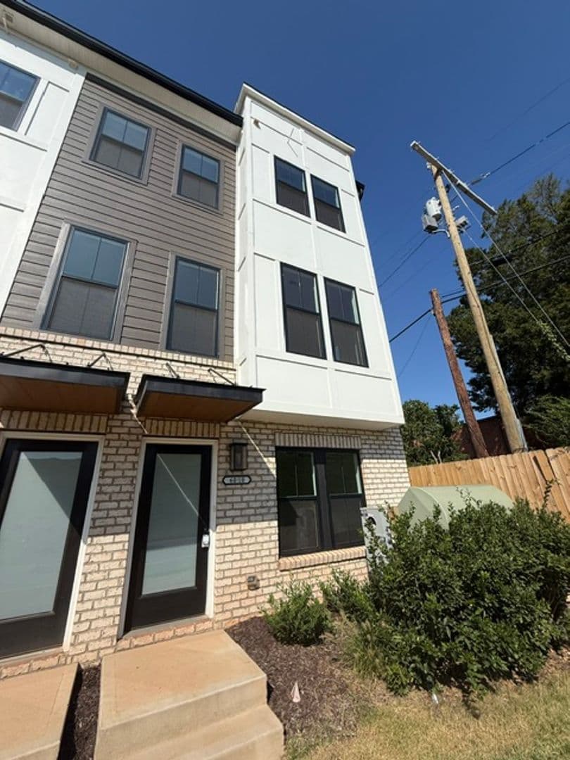 6010 Old Pineville Rd — photo 1