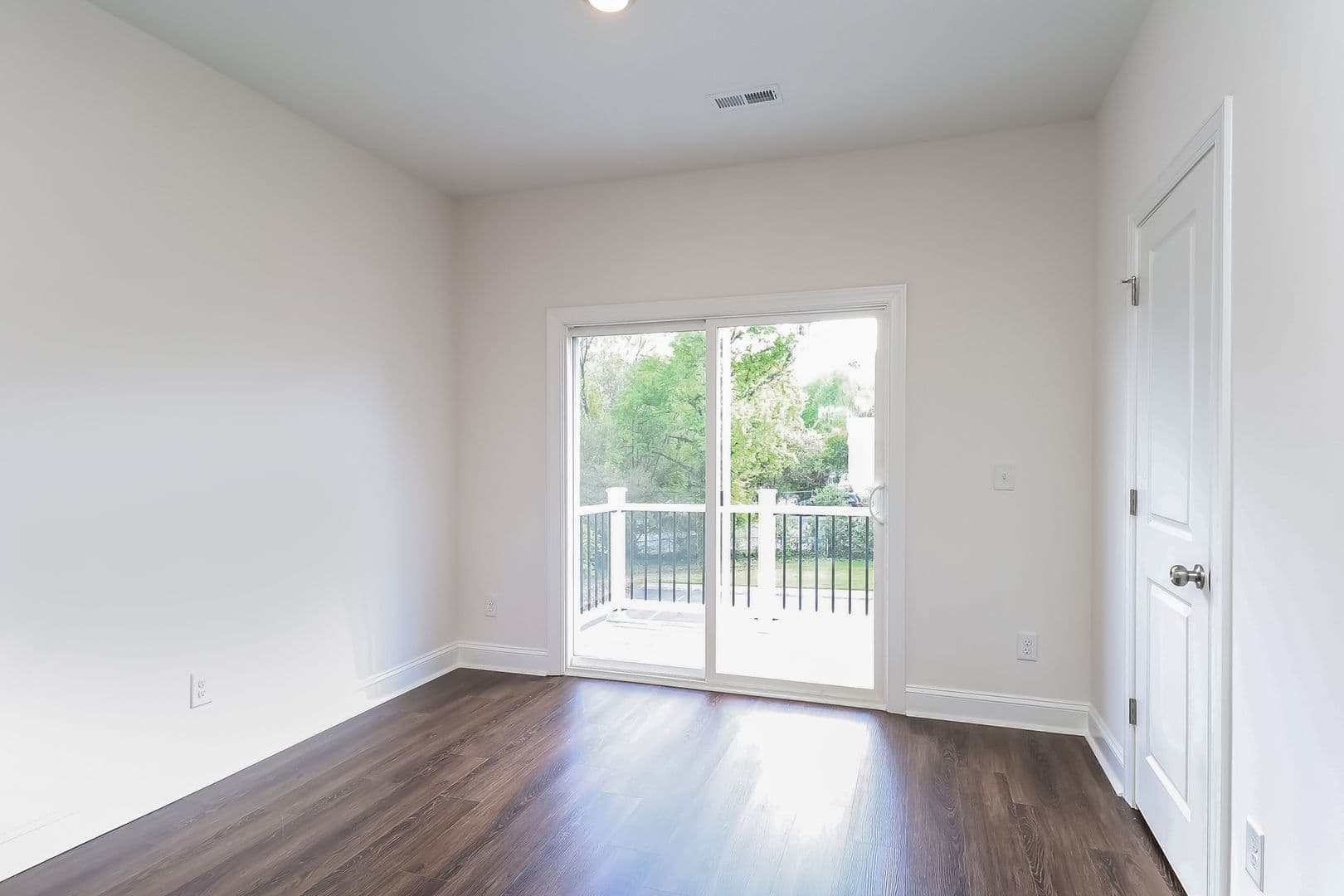 716 Drakeford Ct — photo 4