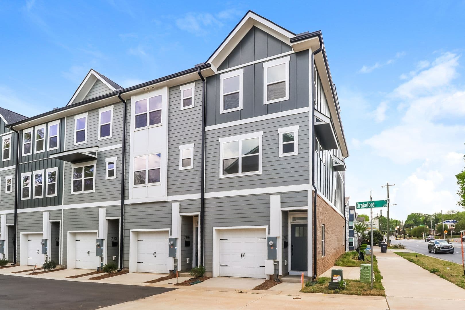 704 Drakeford Ct