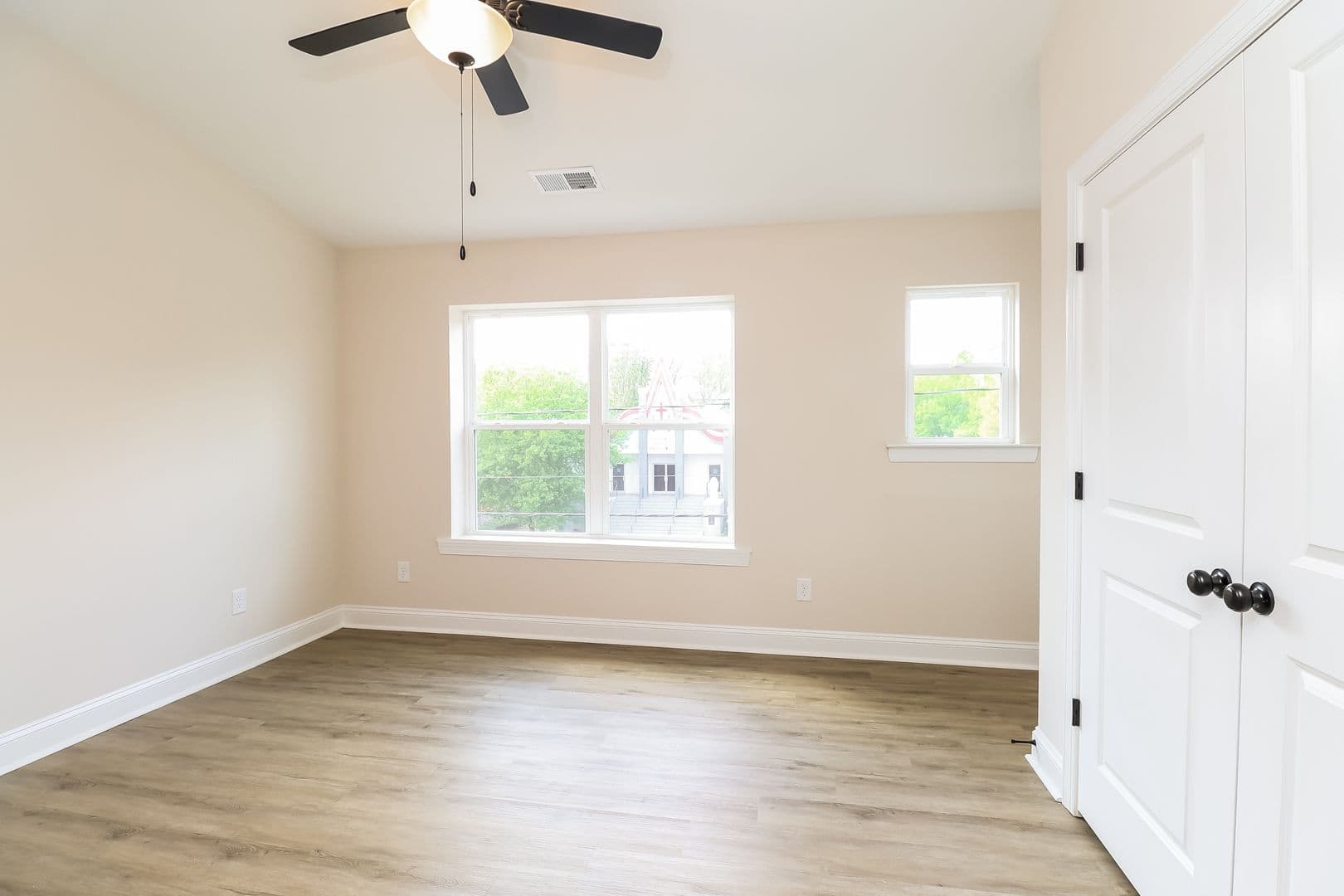 724 Drakeford Ct — photo 4