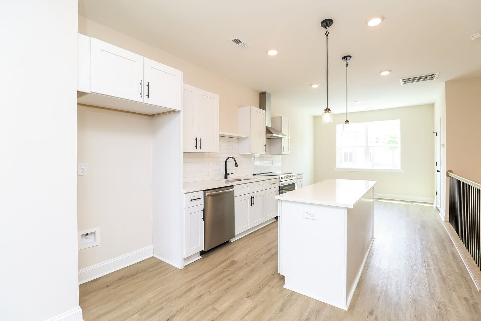 728 Drakeford Ct — photo 3